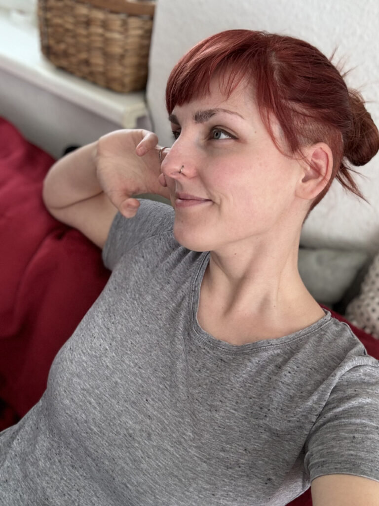 Foto von mir, Katharina Friedrich, eine Enddreißigern mit rotgefärbtem Haar